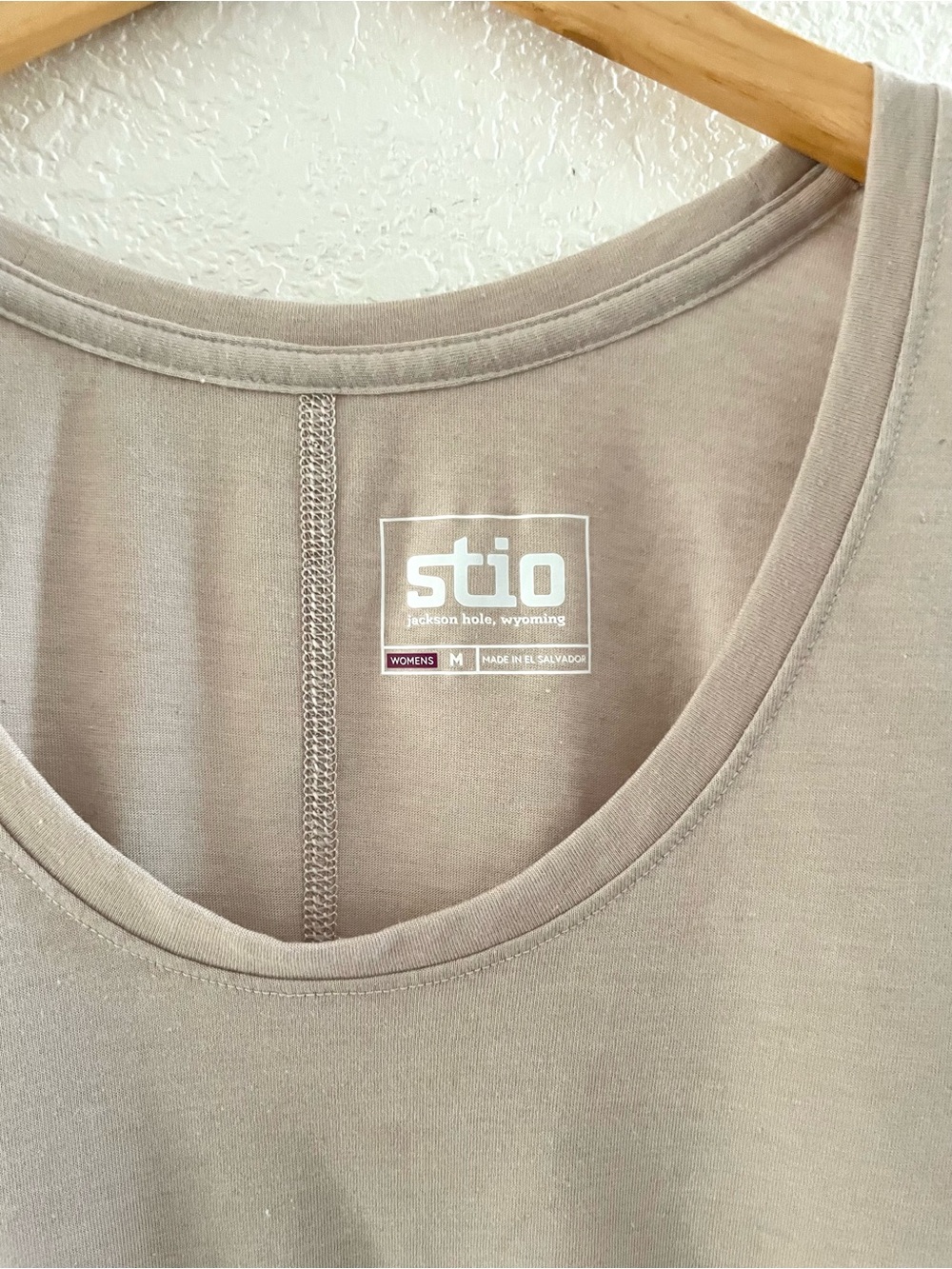 Stio Divide Scoop Neck Tee Womens Size Medium Short Sleeve Neutral Beige - Picture 2 of 7